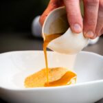 Photographe réalisant un shooting photo produits en studio à Caen - Packshot professionnel L'un Com' l'autre